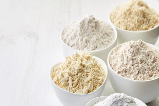 तुम्ही घेतलेल्या मैदा आणि तांदळाच्या पिठात भेसळ तर नाही ना? कसं ओळखायचं पाहा VIDEO