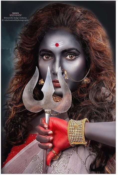 आज सर्वत्र ग्रे कलरचे कपडे परिधान केले जात आहेत. तसेच या देवीच्या हातात धनुष्य, तलवार, बाण अशी विविध शस्त्रे आहेत. या शस्त्रांनीचं देवीने राक्षसांचा वध केल्याचं म्हटलं जात. 