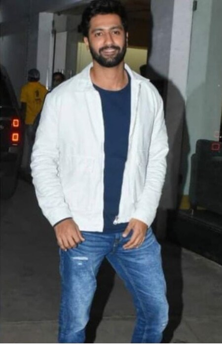 अभिनेता विकी कौशल आपल्या चित्रपटाच्या स्क्रिनींग दरम्यान फारच उत्सुक दिसून आला. त्याच्या चेहेऱ्यावर त्याचा आनंद स्पष्ट दिसून येत होता. शुजीत सरकारने या चित्रपटाचं डिरेक्शन केलं आहे. पापाराझी विरल भयानीने हे फोटो आपल्या इन्स्टाग्रामवर शेअर केले आहेत. 