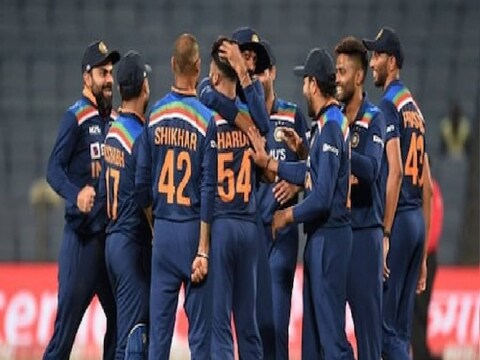 टी-20 वर्ल्ड कपनंतर (T20 World Cup) टीम इंडियाच्या कोचिंग स्टाफचा (Team India Coach) कार्यकाळ संपणार आहे. यामध्ये मुख्य प्रशिक्षक रवी शास्त्री, बॅटिंग प्रशिक्षक विक्रम राठोड, बॉलिंग प्रशिक्षक भरत अरुण आणि फिल्डिंग प्रशिक्षक आर.श्रीधर यांचा समावेश आहे. 