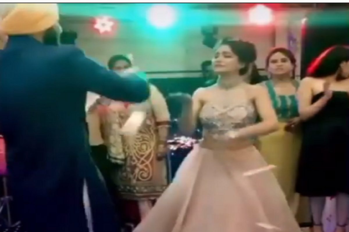 मेहुणीला पाहून दाजीचा सुटला ताबा; लग्नातच केलं असं काही की पाहुणेही पाहतच राहिले; पाहा VIDEO