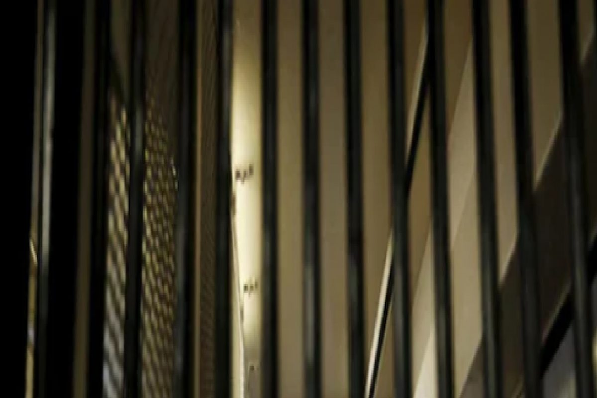 तुरुंगात अंथरूण घालण्यावरून कैद्यांमध्ये वाद, चमच्याने वार करून केला खून