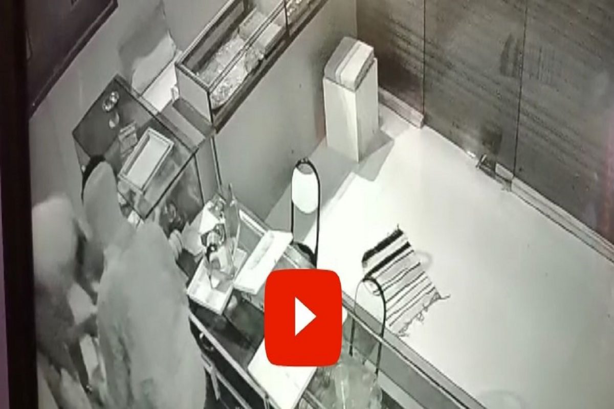 चोरट्यांची 'दिवाळी' अन् व्यापाराचे 'दिवाळे', ज्वेलरी शॉप फोडून लाखोंचे दागिने लंपास, घटनेचा CCTV