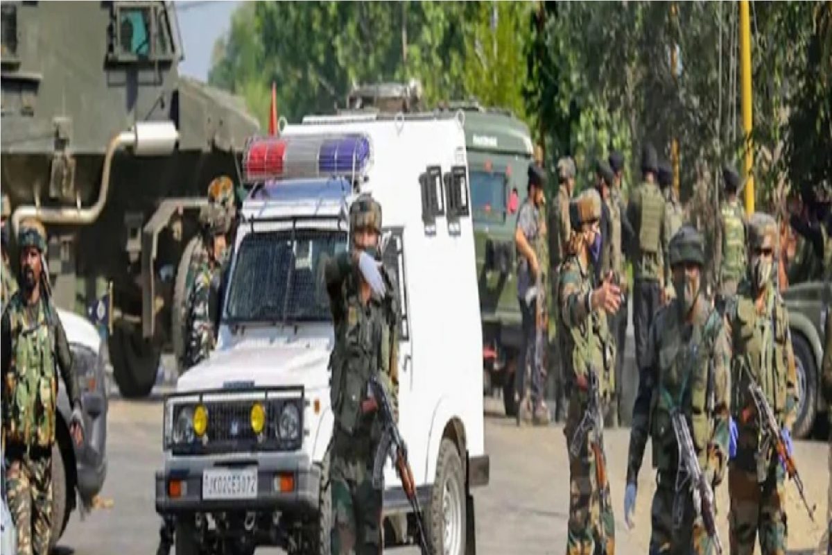 खोऱ्यातल्या शोपियानमध्ये लष्कर आणि दहशतवाद्यांमध्ये चकमक, दोन दहशतवाद्यांचा खात्मा