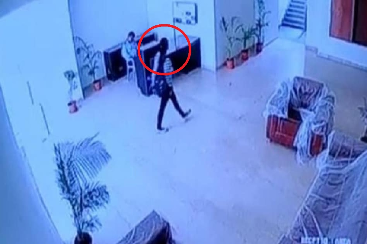 15 व्या मजल्यावरुन उडी मारुन तरुणीची आत्महत्या, इमारतीत शिरतानाचा फोटो CCTV कॅमेऱ्यात कैद