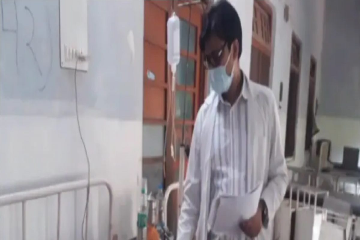 हॉस्पिटलच्या Tolietमध्ये डिलिव्हरी, कमोडमध्ये अडकलं नवजात; बाळाचे पाय पकडून रडत राहिले वडील