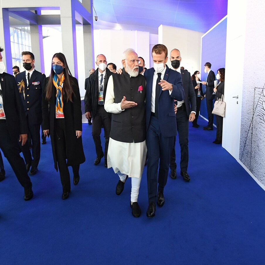 फ्रान्सचे राष्ट्राध्यक्ष इमॅन्युएल मॅक्रॉन यांच्यासोबतही मोदींनी अनौपचारिक चर्चा केली. 