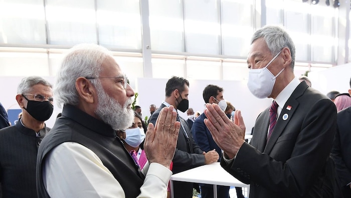 पंतप्रधान मोदी हे भारतीय पद्धथीनं हात जोडून नेत्यांना अभिवादन करताना दिसले. इतर नेत्यांनीही त्याच पद्धतीनं मोदींना प्रतिसाद दिला.