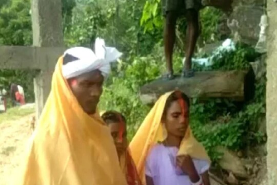 एका लग्नाची गोष्ट! तरुणाचं एकाच वेळी दोन तरुणींसोबत लग्न, तिघांच्याही मुलांनी केली धमाल