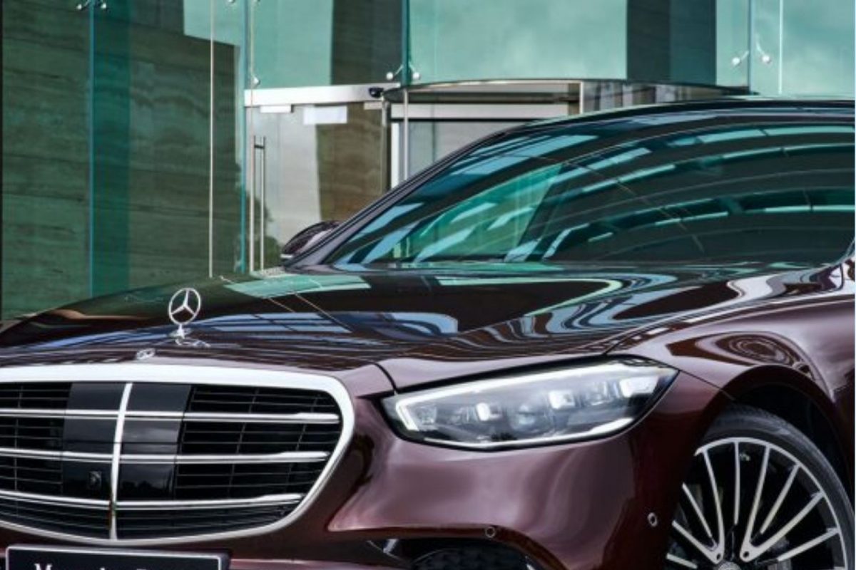 Mercedes-Benz : आता थेट ग्राहकाला विकणार कार; देशभरात एकाच किंमतीवर होणार विक्री