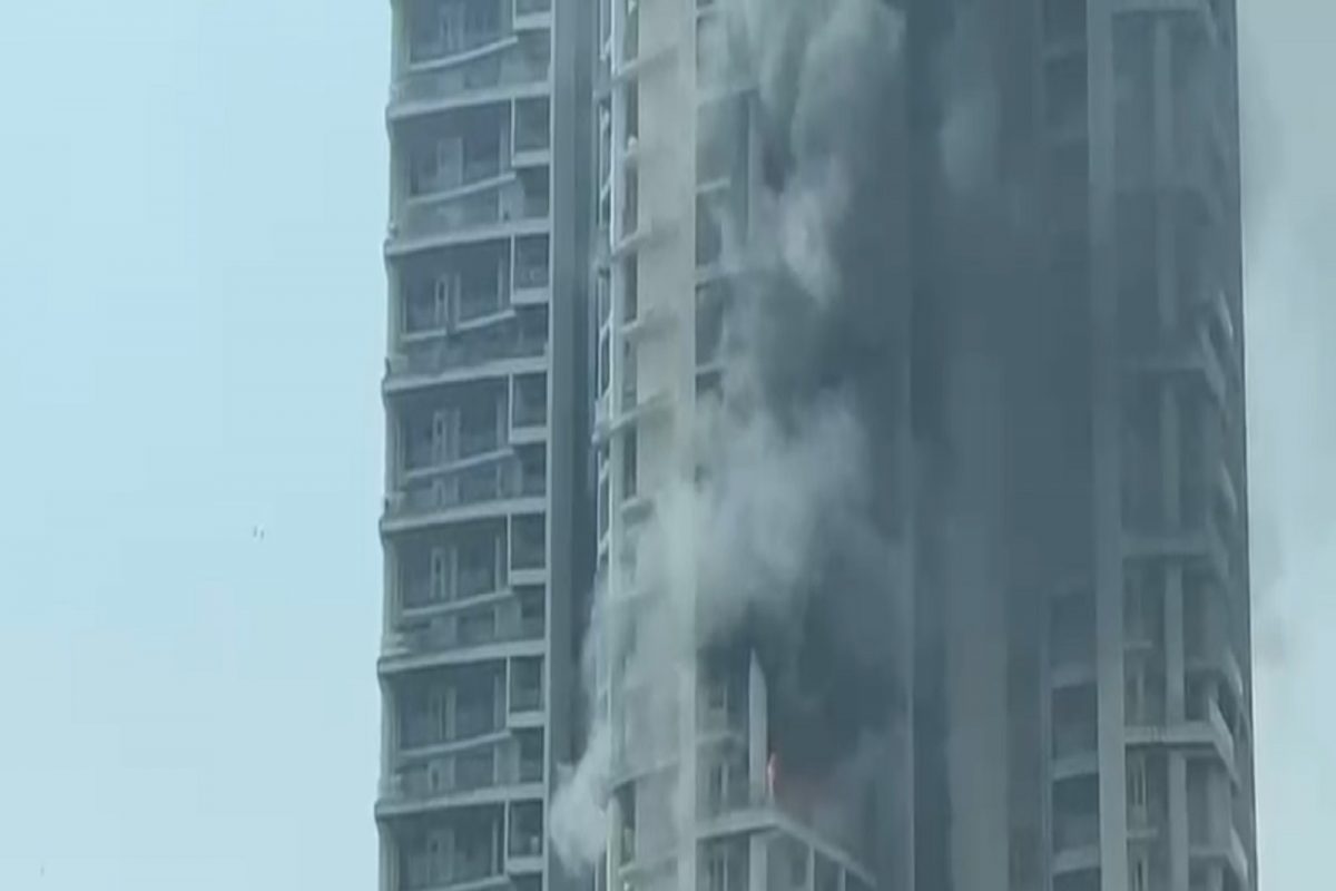 मुंबईतील लालबाग परिसरात इमारतीला भीषण आग