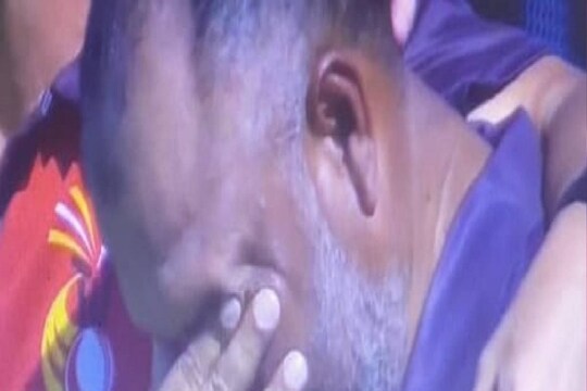 T20 World Cup सुरू होताच समोर आला इमोशनल Photo, मैदानात ढसाढसा रडायला लागला टीमचा सदस्य
