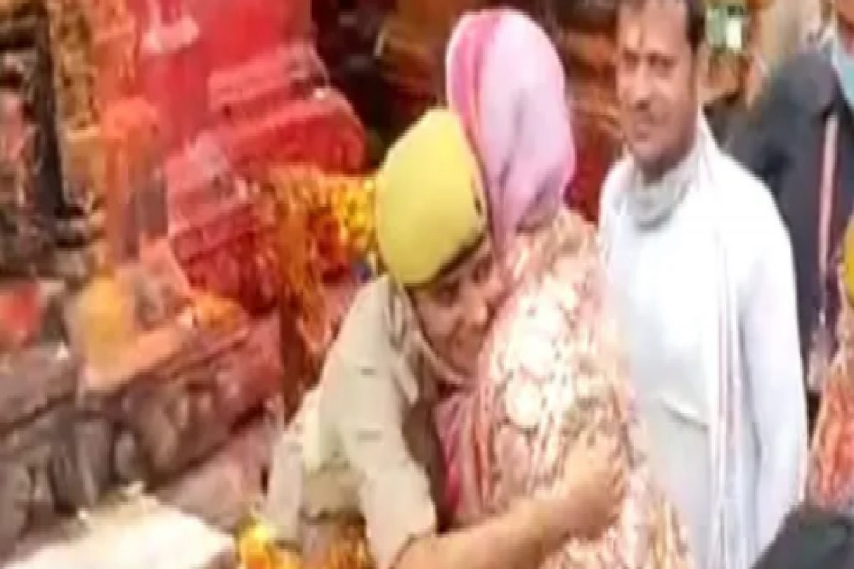 प्रियंका गांधींची हटके स्टाईल, महिला पोलिसाला मिठी मारत दिलं सरप्राईज, वाचा सविस्तर