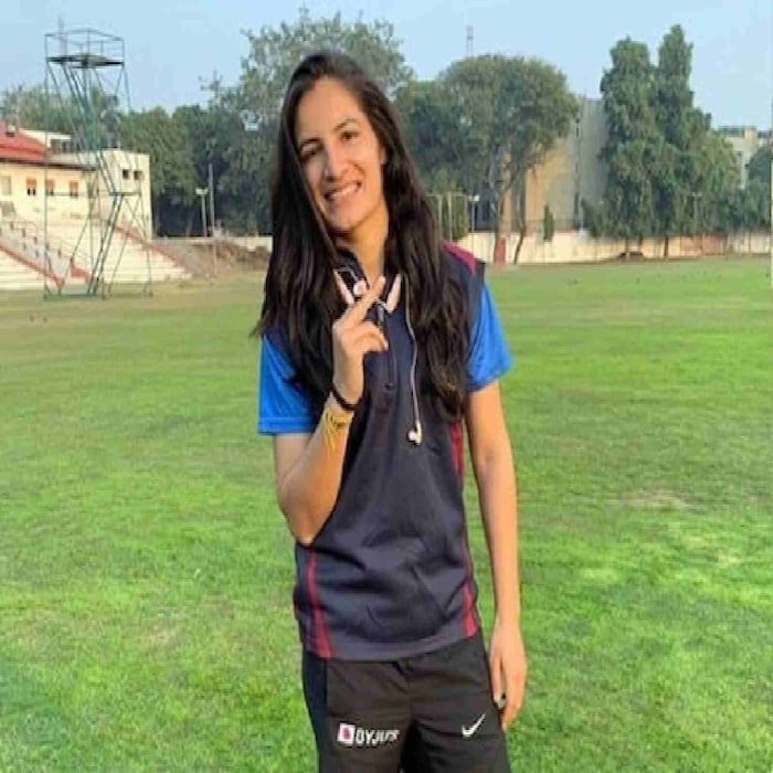 रेणुकाचे वडील केहर सिंग यांना आपली मुलगी क्रिकेटपटू व्हावी, असं वाटत होतं. माध्यमांशी बोलताना रेणुकाने हा क्षण आपल्यासाठी भावुक असल्याचं सांगितलं. तिच्या वडिलांना क्रिकेटवर खूप प्रेम होतं. याच कारणामुळे त्यांनी मुलाचं नाव विनोद ठेवलं. रेणुकाचे वडील विनोद कांबळीचे (Vinod Kambli) फॅन होते.