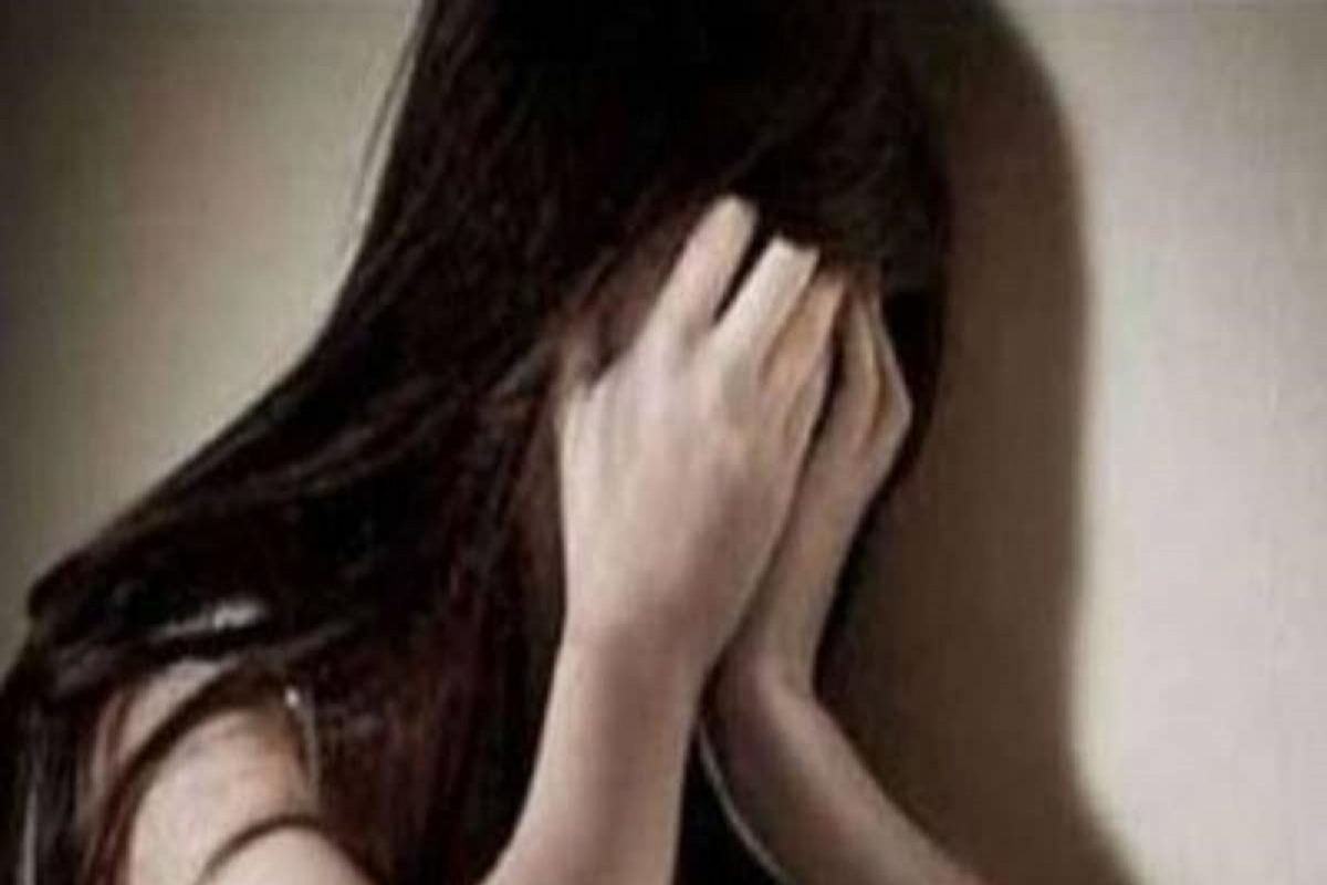 मुलगी घरी एकटीच असताना तो घरात शिरला. त्याने बॉटलमधून आणलेले पाणी तिला पाजले. त्यानंतर चक्कर येऊन तिला झोप आली.