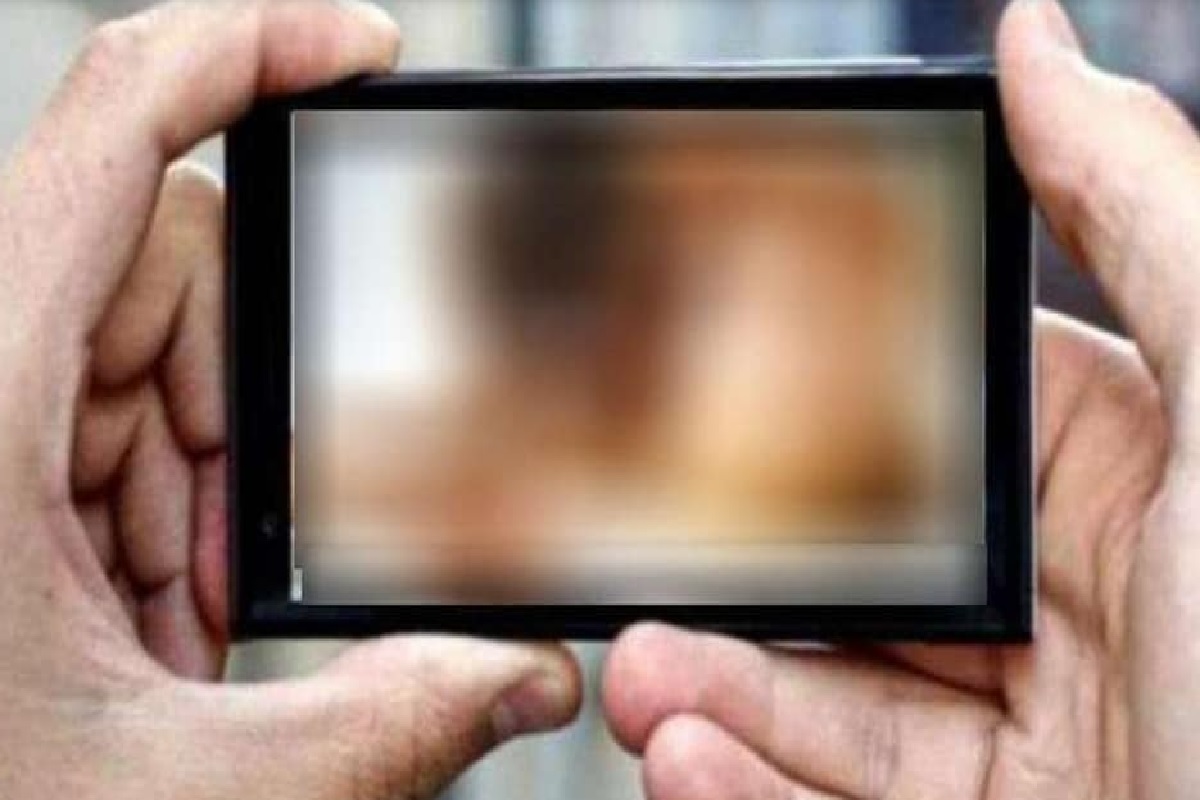 SEXTORTION! मुलगी बनून तरुणांनी केला कॉल, अश्लील VIDEO बनवून केलं ब्लॅकमेल