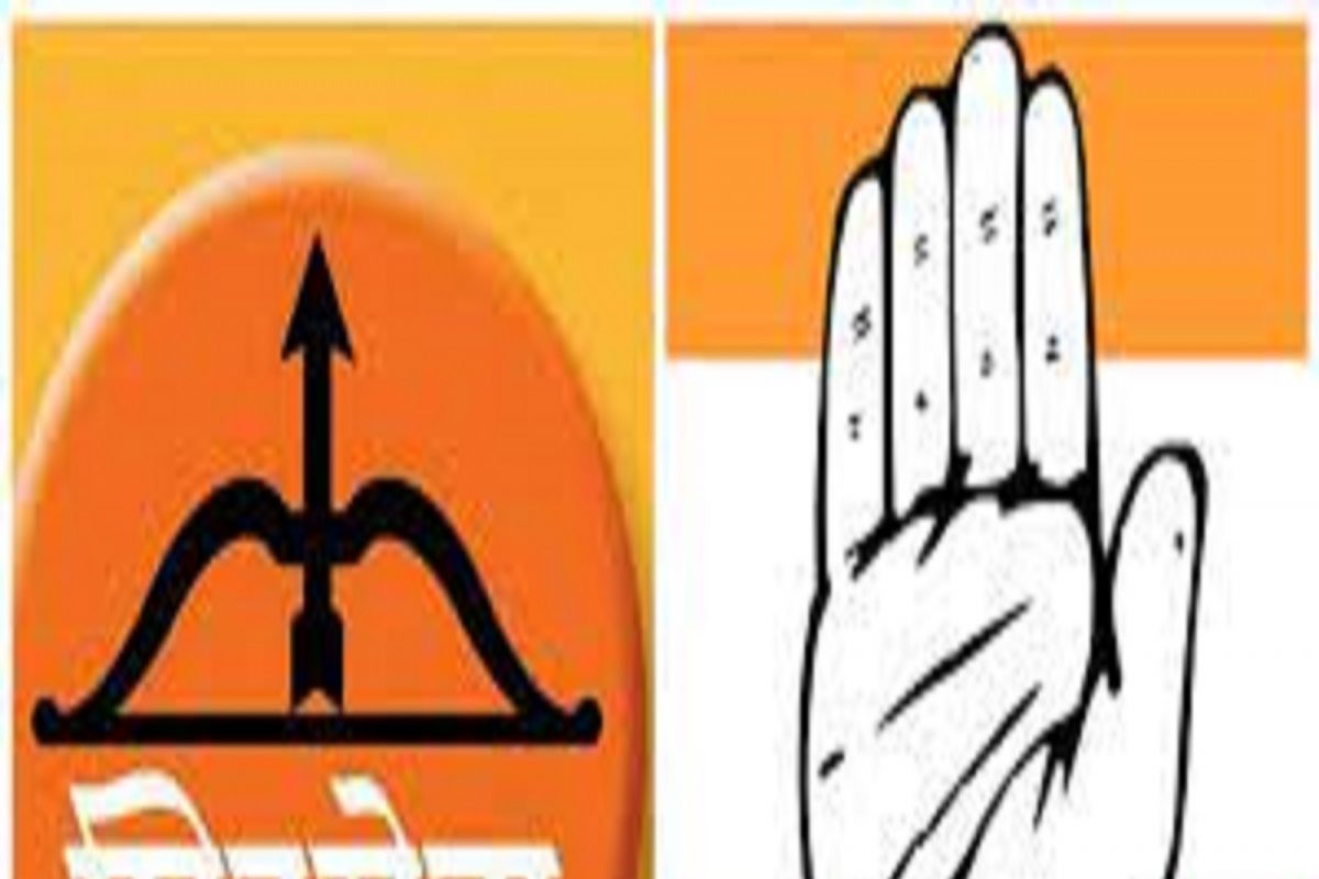 शिवसेनेच्या वरिष्ठ नेत्यांच्या कार्यप्रणालीवर नाराज झाल्याने शिवसेनेच्या पदाधिकाऱ्यांसह अनेक शिवसैनिकांनी आज काँग्रेसमध्ये प्रवेश केला