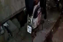 भर रस्त्यात अवतरला 8 फुटी साप, गाड्या सोडून पळाले लोक आणि मग...