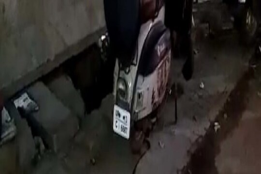 किंकाळ्या आणि घाबरगुंडी! भर रस्त्यात अवतरला 8 फुटी साप, गाड्या सोडून पळाले लोक आणि मग...