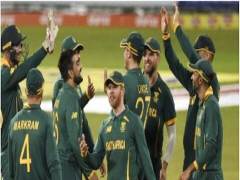 टी-20 वर्ल्ड कपचा (T20 World Cup) रोमांच आता आणखी वाढला आहे. सुपर-12 राऊंडच्या अखेरच्या काही मॅच सुरू झाल्या असल्या तरी अजूनही सेमी फायनलच्या (Semi Final Equation) चारही टीम निश्चित झाल्या नाहीत. 