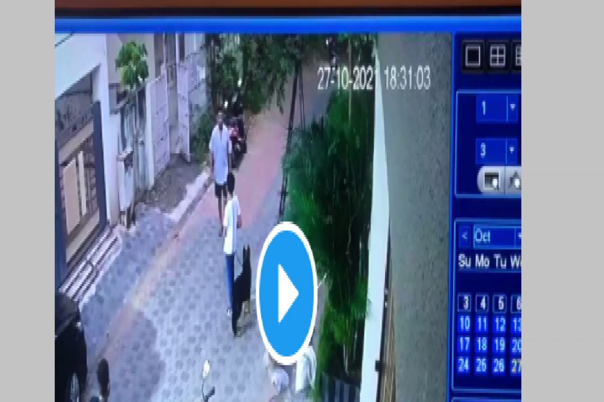 क्षुल्लक कारणानं सोसायटीतल्या व्यक्तीची 12 वर्षांच्या मुलाला बेदम मारहाण, घटनेचा LIVE VIDEO; सूरतमधील घटना