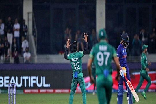 T20 World Cup 2021: पाकिस्ताननं पहिल्या मॅचमध्ये टीम इंडियाचा 10 विकेट्सनं पराभव केला. (Pic AP)