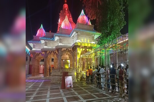 दिड वर्षांनंतर उघडले मंदिराचे दरवाजे...राज्यात भक्तिमय वातावरण, शिर्डीतील काकड आरतीचा व्हिडिओ