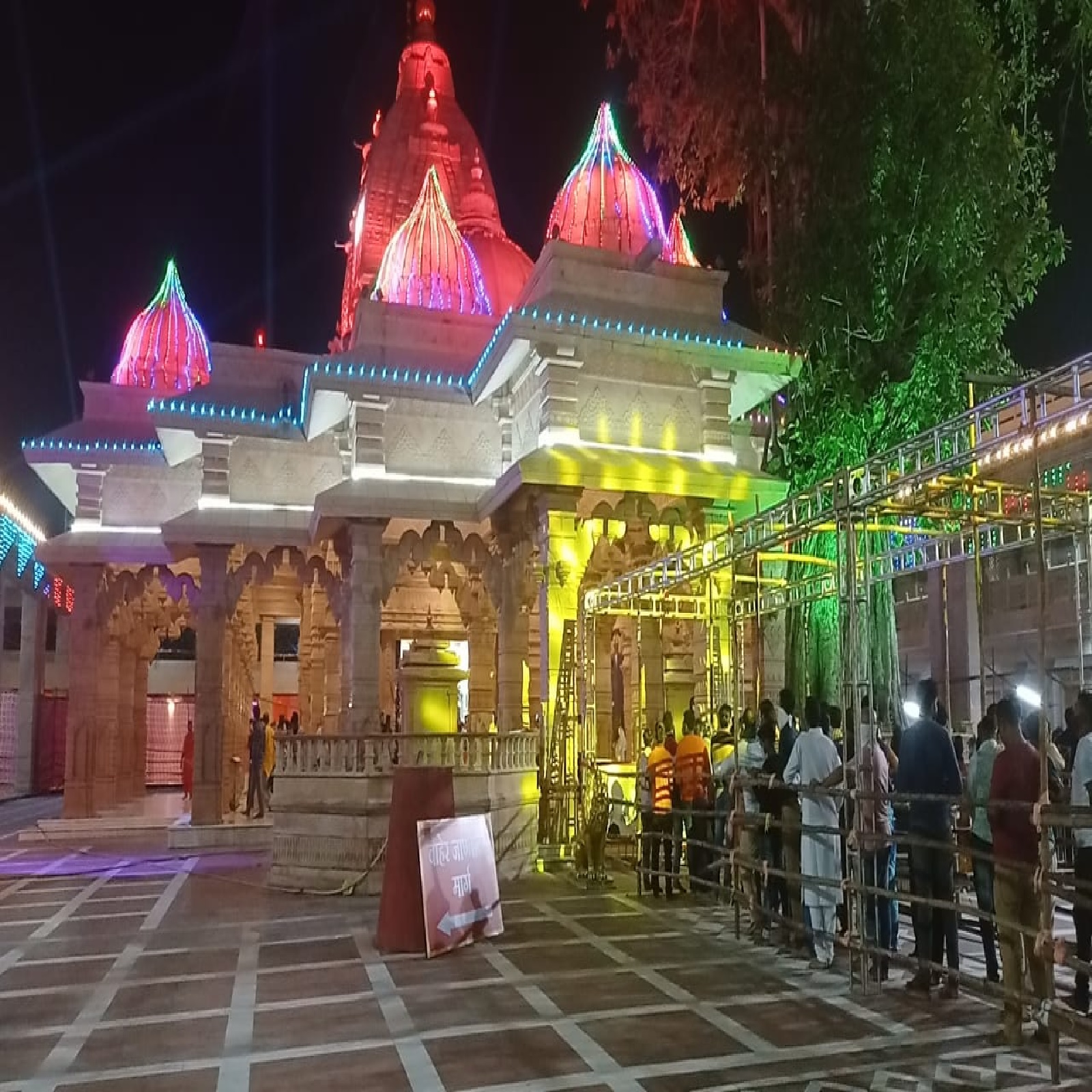 दिड वर्षांनंतर उघडले मंदिराचे दरवाजे...राज्यात भक्तिमय वातावरण, शिर्डीतील काकड आरतीचा व्हिडिओ