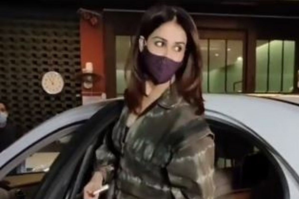 Genelia Deshmukh ने घातला एवढा शॉर्ट ड्रेस की, फोटोग्राफर्ससमोर सारखा सारखा खाली करताना आले नाकीनऊ! VIDEO मुळे ट्रोल