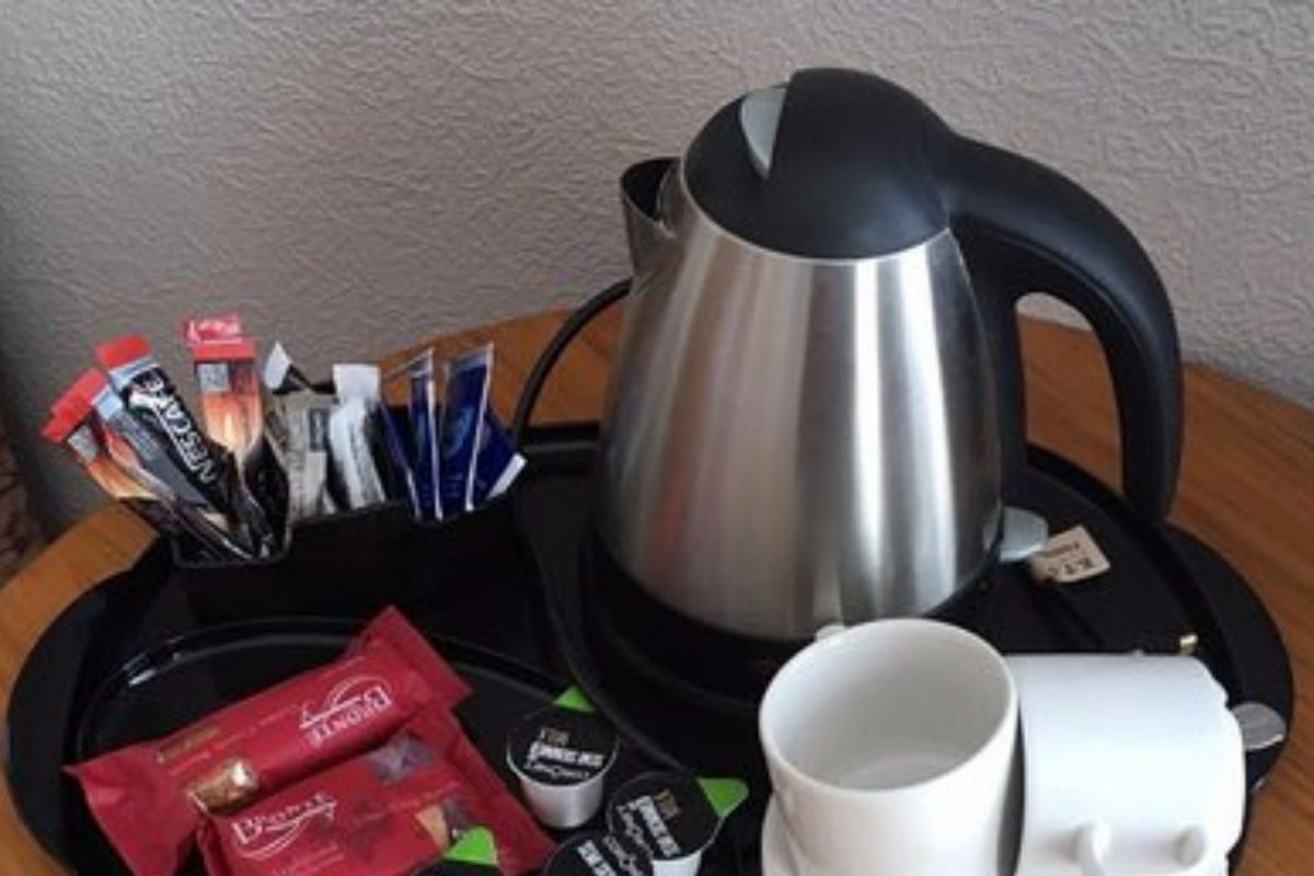 Tea and coffee readymade bags काही हॉटेल मध्ये आपल्याला याचेही किट दिले जाते. आणि त्यासाठी आपल्याला हॉटेल मध्ये एक इलेक्ट्रिक Hot Dispenser Pot सुध्दा दिले जाते. यासोबत मिल्क पावडर चे पॅकेट दिले जाते. असे पॅकेट जर तिकडे उरले तर ते आपण सोबत नेऊ शकतो