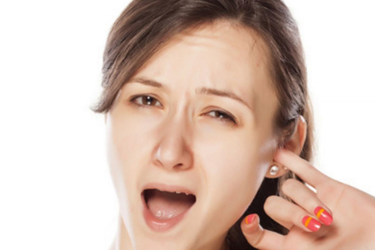 कान खाजतो म्हणू त्रस्त आहात? घरगुती उपाय नक्कीच करून पाहा...