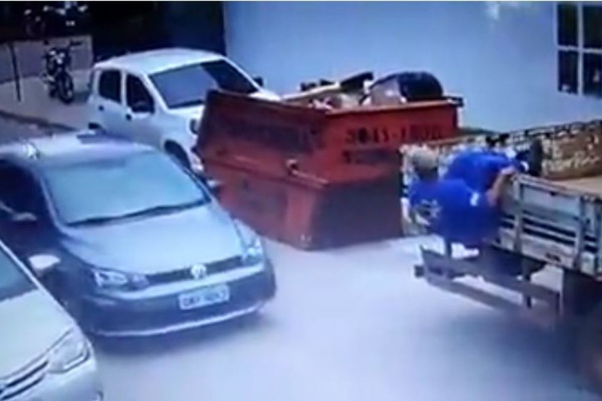 VIDEO: ट्रकमधून कोसळू लागला युवक; इतक्यात कार चालकानं जे केलं ते मन जिंकणारं