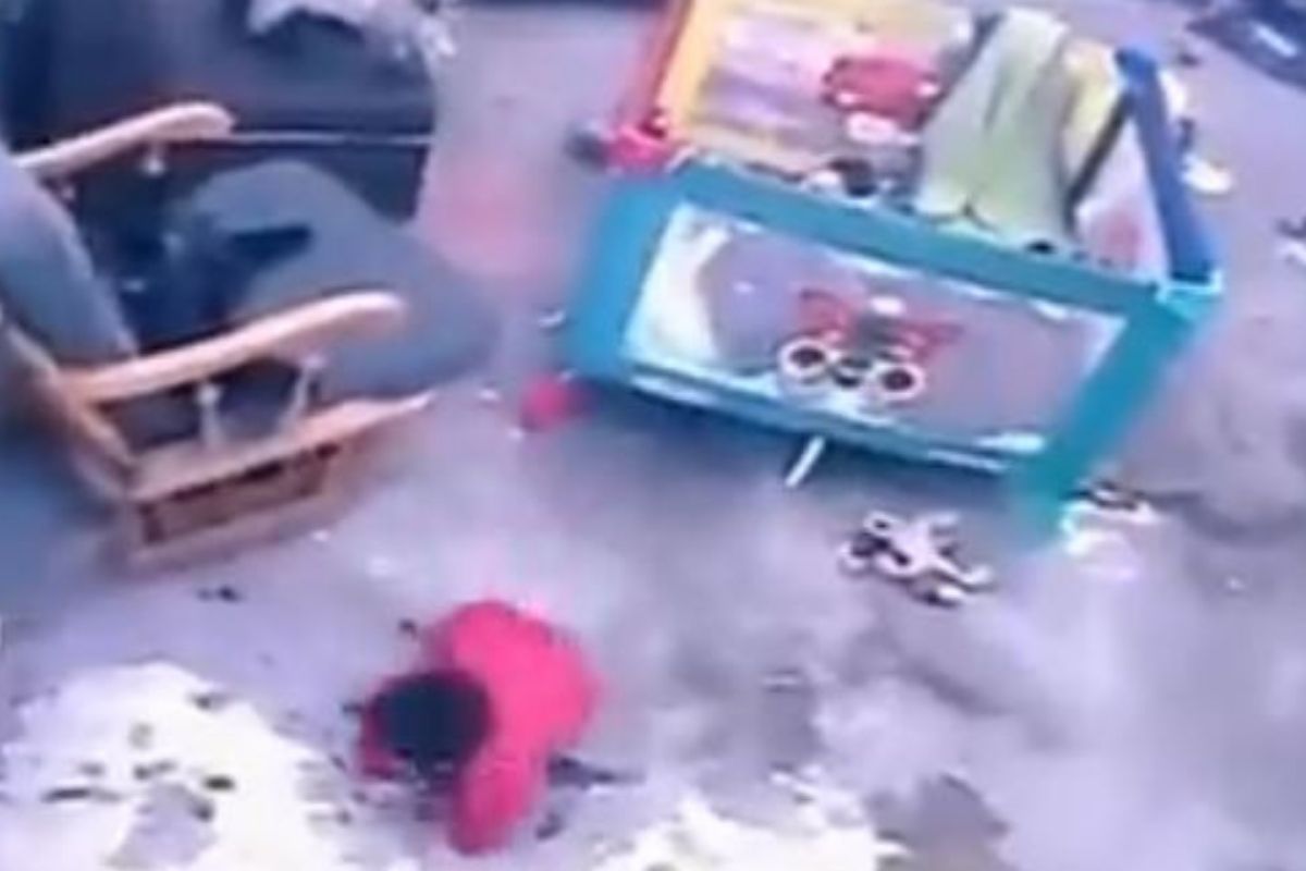 पायऱ्यांवरून पडू लागलं बाळ; झेप घेत मांजरानं वाचला चिमुकल्याचा जीव, VIDEO VIRAL