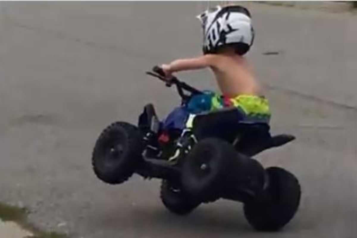 बापरे! इवल्याशा चिमुकल्याचा जबरदस्त स्टंट; VIDEO पाहून तुम्हीही व्हाल अचंबित