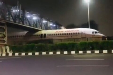 सोशल मीडियावर असा एक व्हिडिओ व्हायरल (Viral Video) झाला आहे, ज्यात दिल्ली एअरपोर्टच्या (Delhi Airport) बाहेर दिल्ली-गुरुग्राम हायवेवर एक फूट ओव्हरब्रिजच्या खाली एअर इंडियाचं एक अडकलेलं दिसतं 
