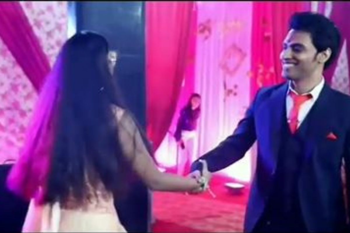 स्टेजवरच मेहुणीनं पकडला दाजीचा हात अन्...; VIDEO मध्ये पाहा पुढे काय झालं