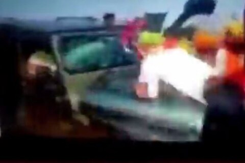 लखीमपूर खीरी प्रकरणात एक नवा व्हिडिओ समोर आला आहे (Exclusive Video of Lakhimpur Kheri Incident). या घटनेचा पुरावा देणारा हा व्हिडिओ न्यूज 18 च्या हाती लागला आहे. 
