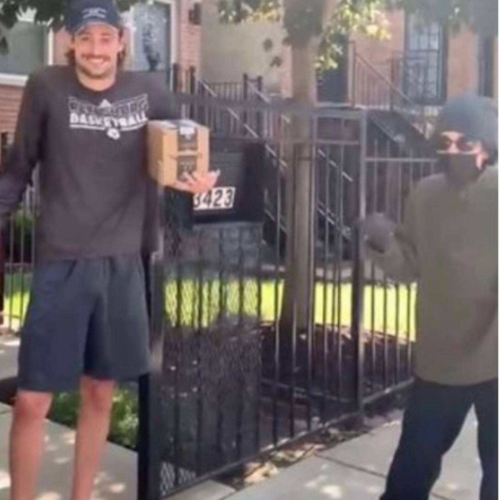 सरप्राईज देण्याच्या नादात गर्लफ्रेंडनं करून घेतली स्वतःची अशी अवस्था; ओळखूही शकला नाही बॉयफ्रेंड