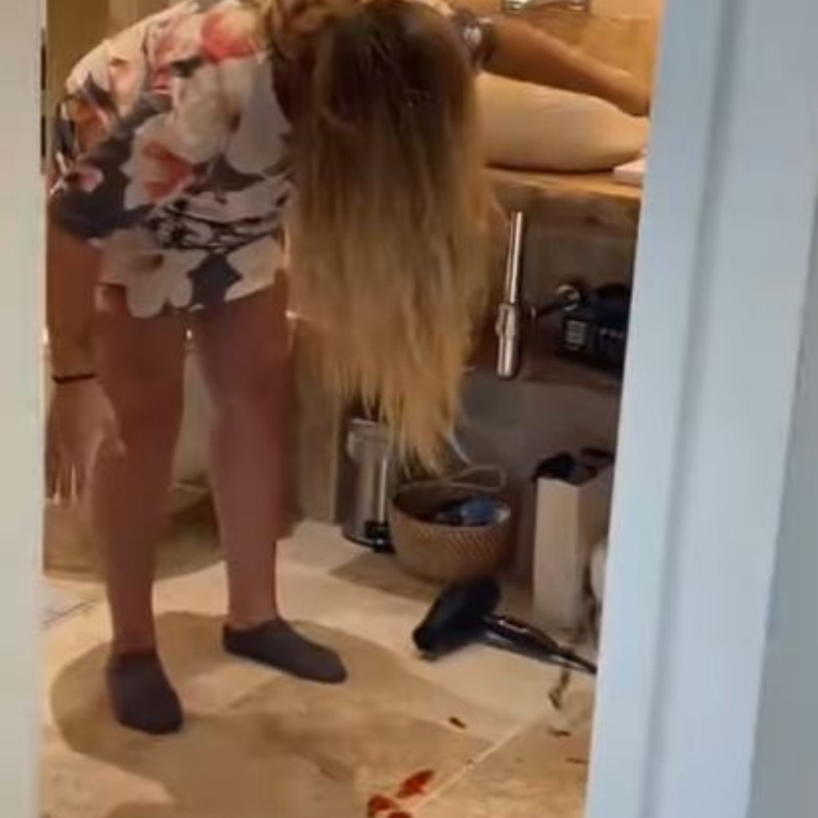 केस विंचरताना अचानक महिलेच्या डोक्यातून येऊ लागलं रक्त अन्...; हा VIDEO पाहून बसेल धक्का