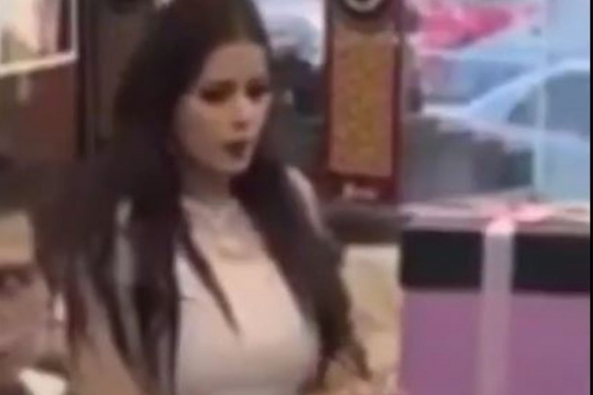 सोनाराच्या दुकानात चोरी करत होतं कपल पण...; कुत्र्यानं शिकवला धडा, पाहा Shocking Video