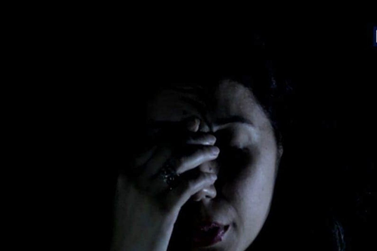 डॉक्टरच्या एका चुकीमुळे तरुणीचं आयुष्य उद्धवस्त; आधी धक्क्यानं आईचा मृत्यू, मग बॉयफ्रेंडनंही सोडली साथ