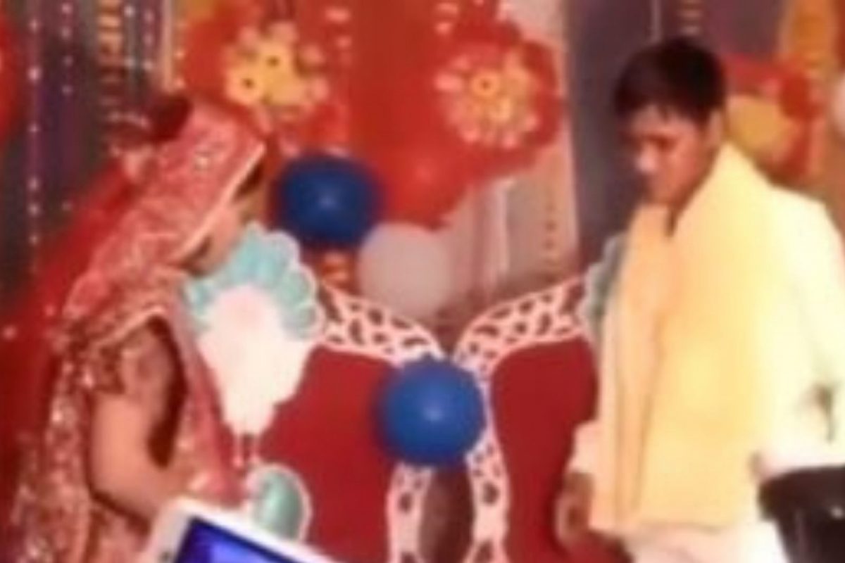 VIDEO : लग्नात स्टेजवरच आपसात भिडले नवरी-नवरदेव; पाहुण्यांनाही समजेना हसावं की रडावं