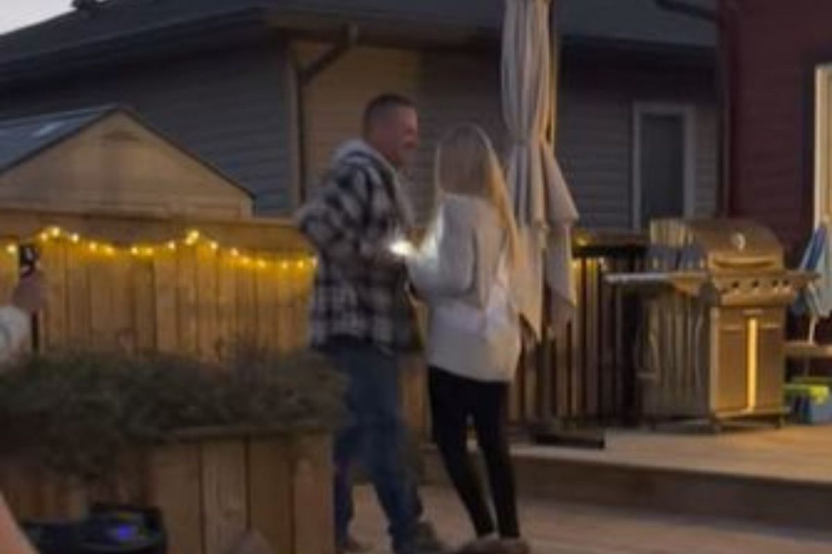 VIDEO : प्रेयसीला लग्नासाठी मागणी घालत असतानाच झाली तिसऱ्याची एण्ट्री; पाहा पुढे काय घडलं