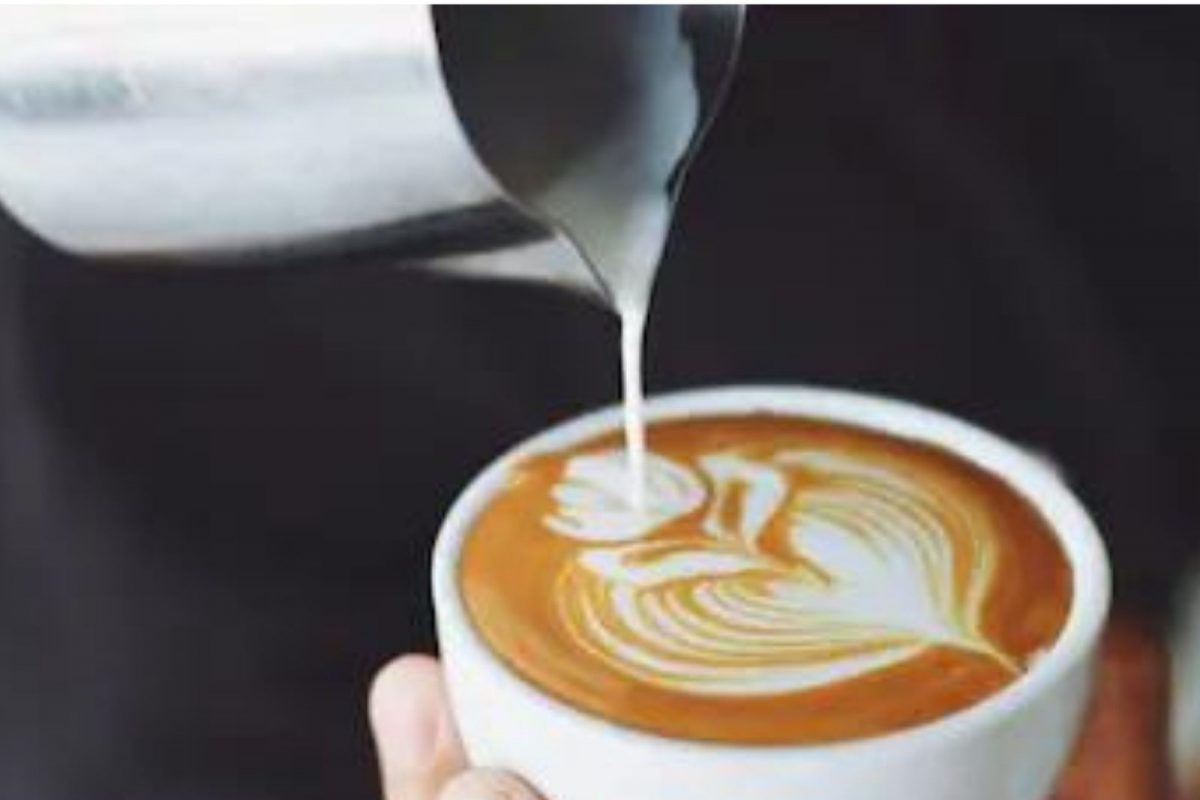 Shocking: कॉफी न आवडल्यानं भडकला पोलीस; महिला वेट्रेससोबत जे केलं ते वाचून बसेल धक्का