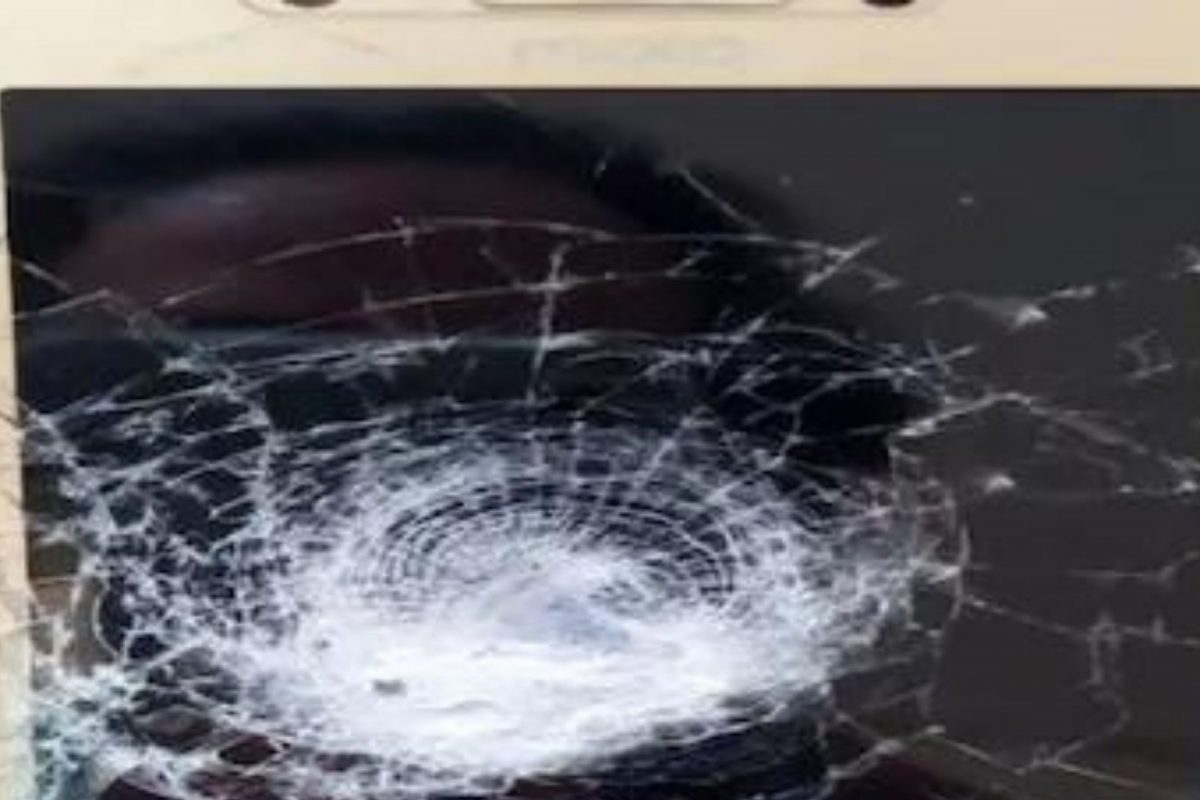 मोबाईलच्या कव्हरमुळे मृत्यूच्या दाढेतून परत आला व्यक्ती; गोळीबार होऊनही वाचला जीव