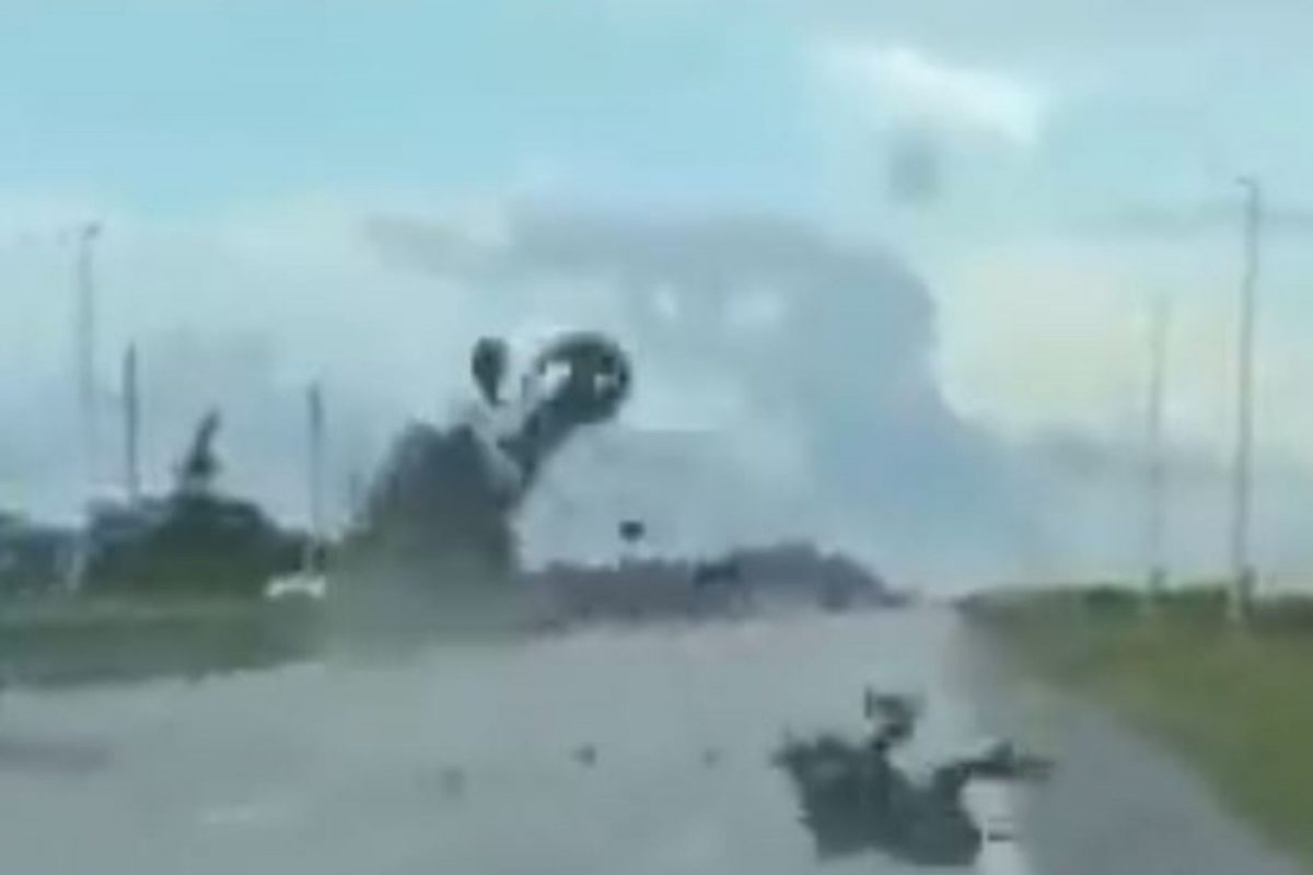 कारसोबत रेस लावणाऱ्या तरुणाचा 'टांगा पलटी घोडे फरार'; बाईकसह हवेत उडाला अन्..., पाहा Shocking Video