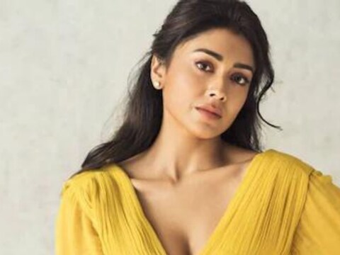 श्रिया सरन(Shriya Saran Baby Name) आई बनली आहे. गेल्या वर्षी लॉकडाऊन दरम्यान तिने एका मुलीला (श्रिया सरन बेबी गर्ल) जन्म दिला आहे.