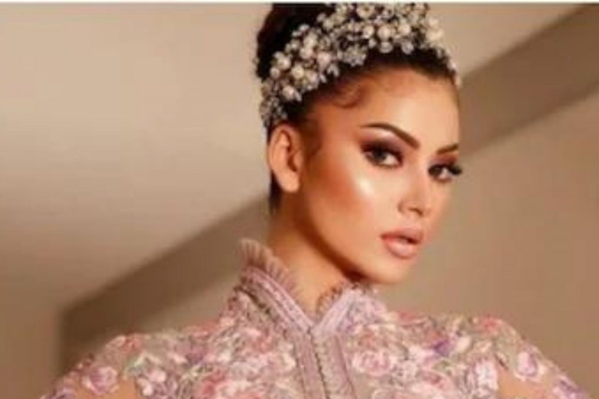 अबब!उर्वशी रौतेलाने परिधान केला इतक्या लाखांचा सिन्ड्रेला ड्रेस! अभिनेत्रीचा VIDEO होतोय VIRAL