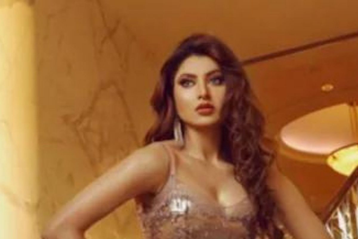 बापरे! उर्वशी रौतेलाच्या हातातून पडला iPhone 13; अन् पुढे जे घडलं पाहा VIDEO