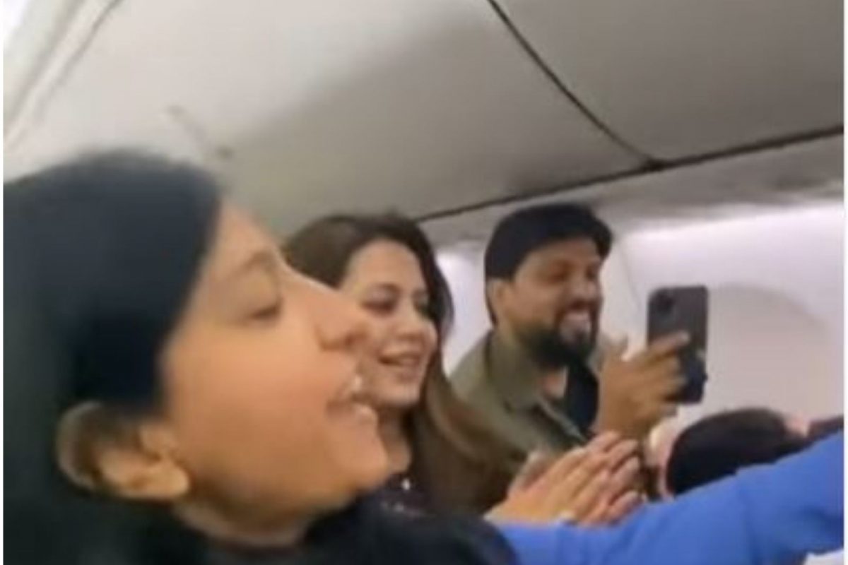 विमानातच बॉलिवूड गाण्यावर थिरकले प्रवासी; हा भन्नाट Video जिंकेल तुमचं मन
